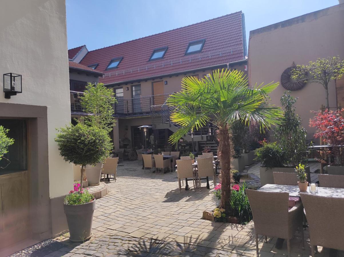 Hofgarten Rosa Ilbesheim bei Landau in der Pfalz Buitenkant foto